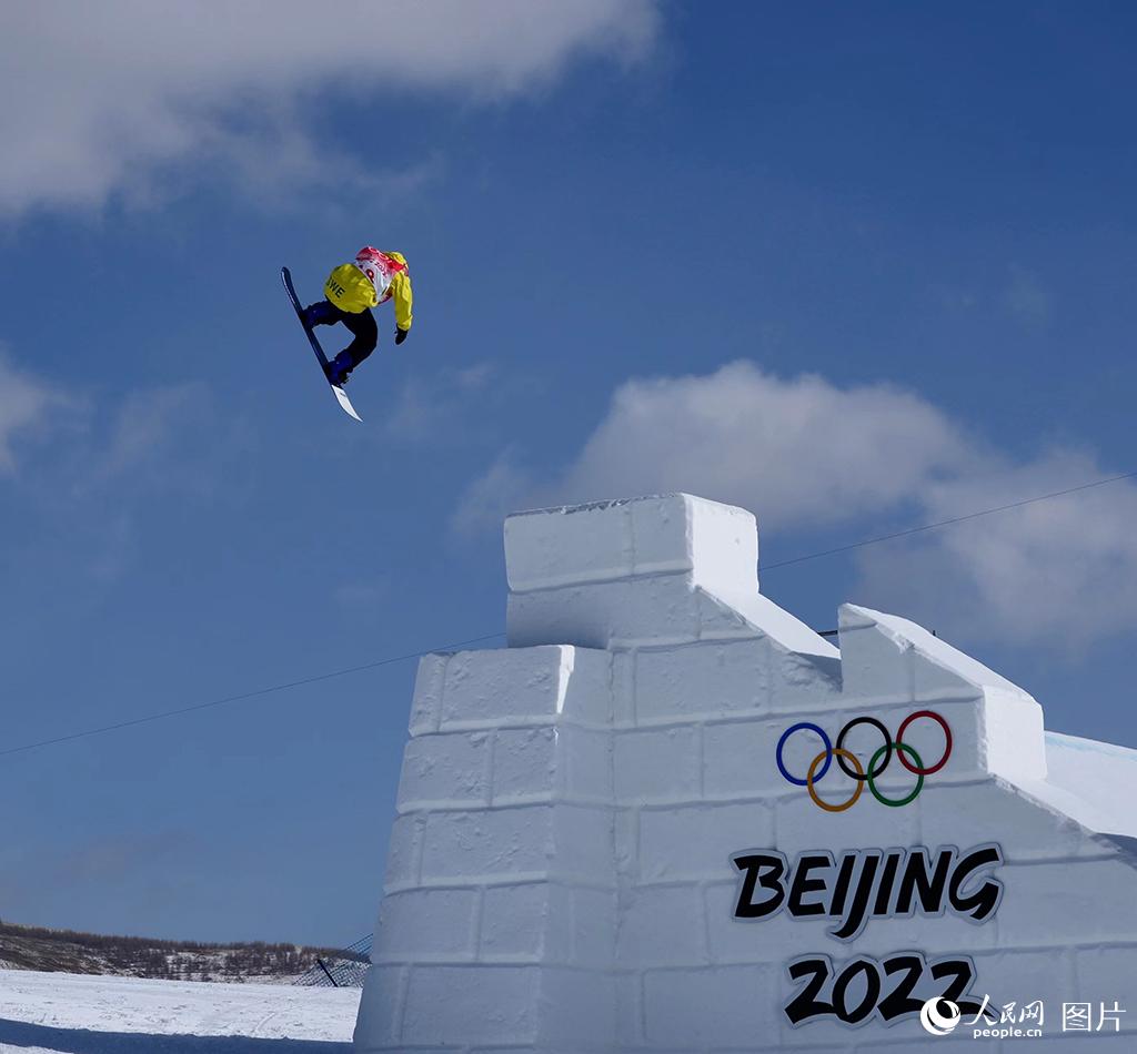 運動員在訓(xùn)練中飛躍“雪長城”。