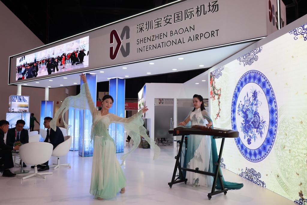10月6日，在巴林國(guó)際會(huì)展中心的深圳寶安國(guó)際機(jī)場(chǎng)展位，中國(guó)演員表演古箏和古典舞。新華社記者 王海洲 攝