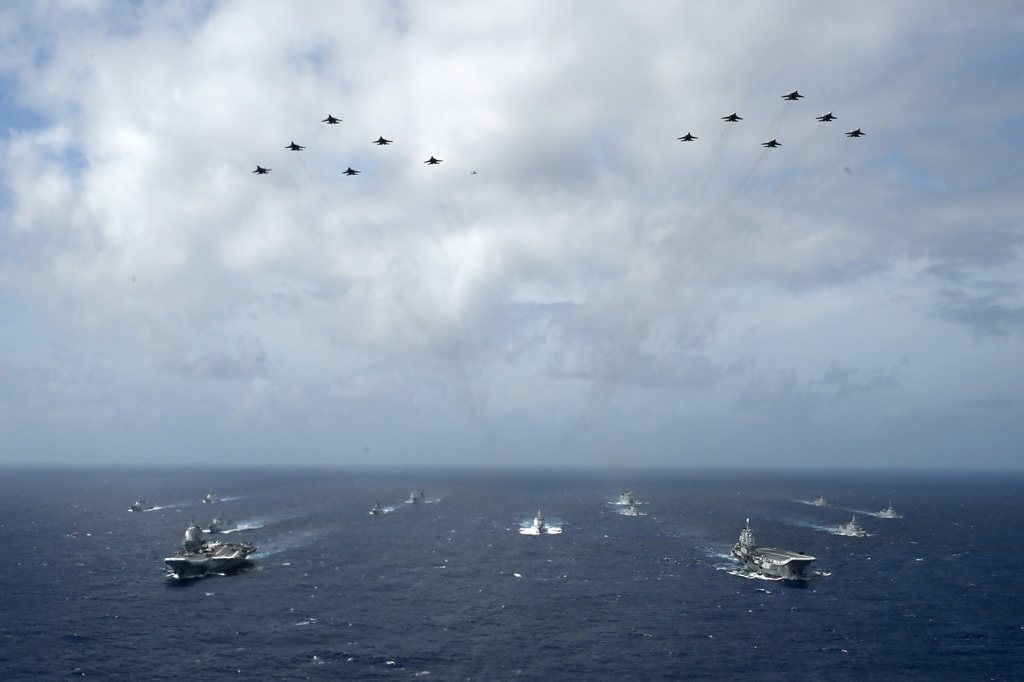 10月下旬，海軍遼寧艦編隊開展遠海實戰(zhàn)化訓練。期間，遼寧艦、山東艦編隊首次開展雙航母編隊演練。新華社發(fā)（蒲海洋 攝）
