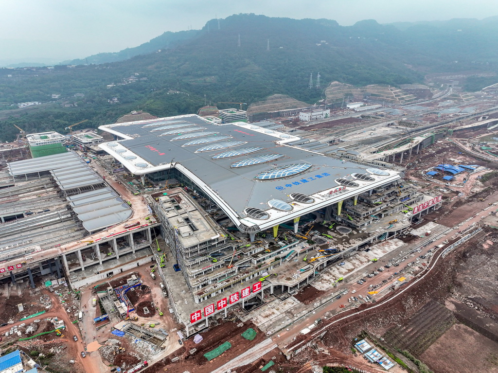 這是11月5日拍攝的重慶東站站房工程建設(shè)現(xiàn)場(chǎng)（無(wú)人機(jī)照片）。