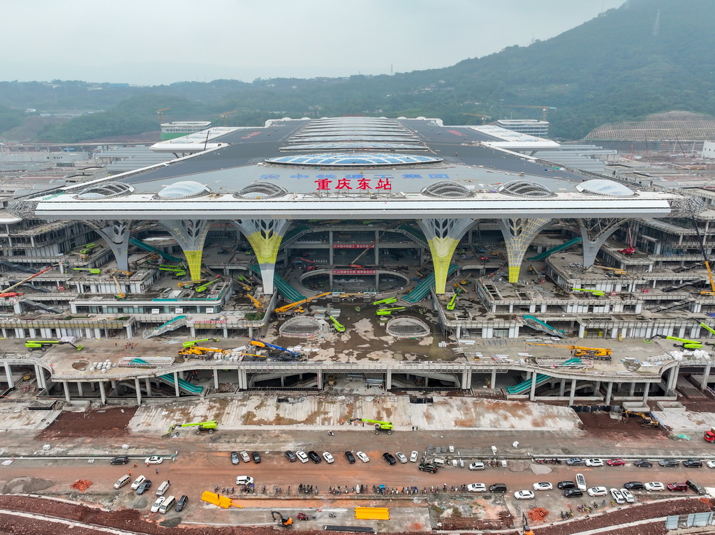 這是11月5日拍攝的重慶東站站房工程建設(shè)現(xiàn)場(chǎng)（無(wú)人機(jī)照片）。