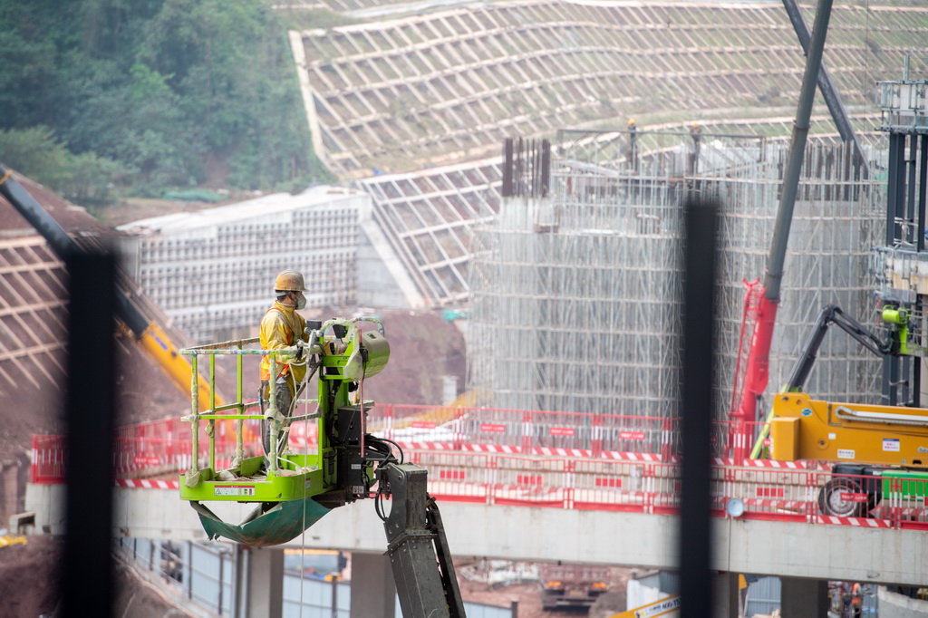 11月5日，工人在重慶東站站房工程建設現(xiàn)場施工作業(yè)。