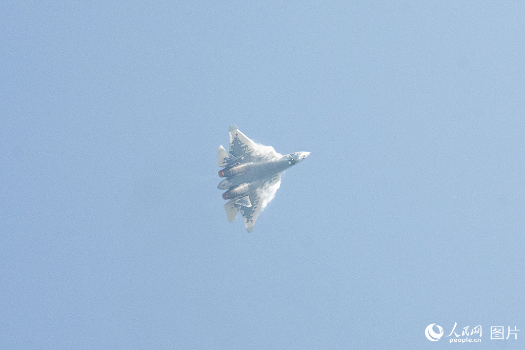 11月12日，在第十五屆中國國際航空航天博覽會，俄羅斯隱形戰(zhàn)機(jī)蘇-57正在進(jìn)行飛行展示。人民網(wǎng)記者 翁奇羽攝