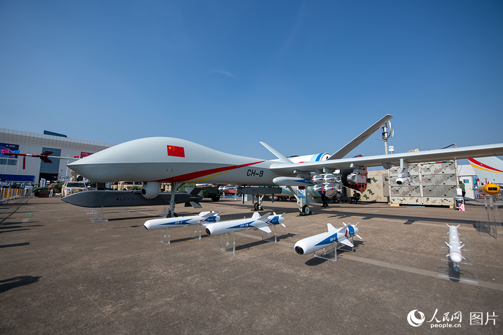 11月12日，在第十五屆中國國際航空航天博覽會上展出的彩虹-9大型察打一體無人機(jī)，其載荷與航程指標(biāo)強(qiáng)大，在部分性能上，可以達(dá)到世界級水平。人民網(wǎng)記者 翁奇羽攝