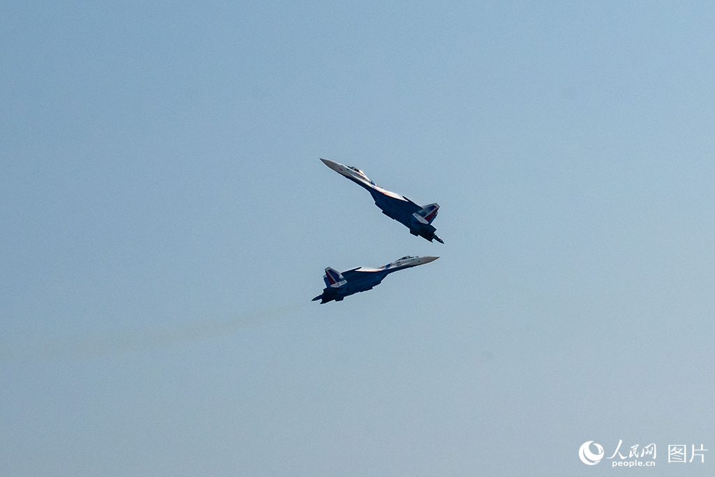 11月12日，在第十五屆中國國際航空航天博覽會，俄羅斯“勇士”飛行表演隊(duì)正在進(jìn)行飛行表演。人民網(wǎng)記者 翁奇羽攝
