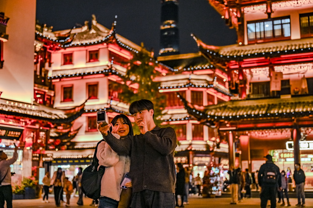 12月4日，來自韓國的游客在上海豫園商城自拍。新華社發(fā)（陳浩明 攝）
