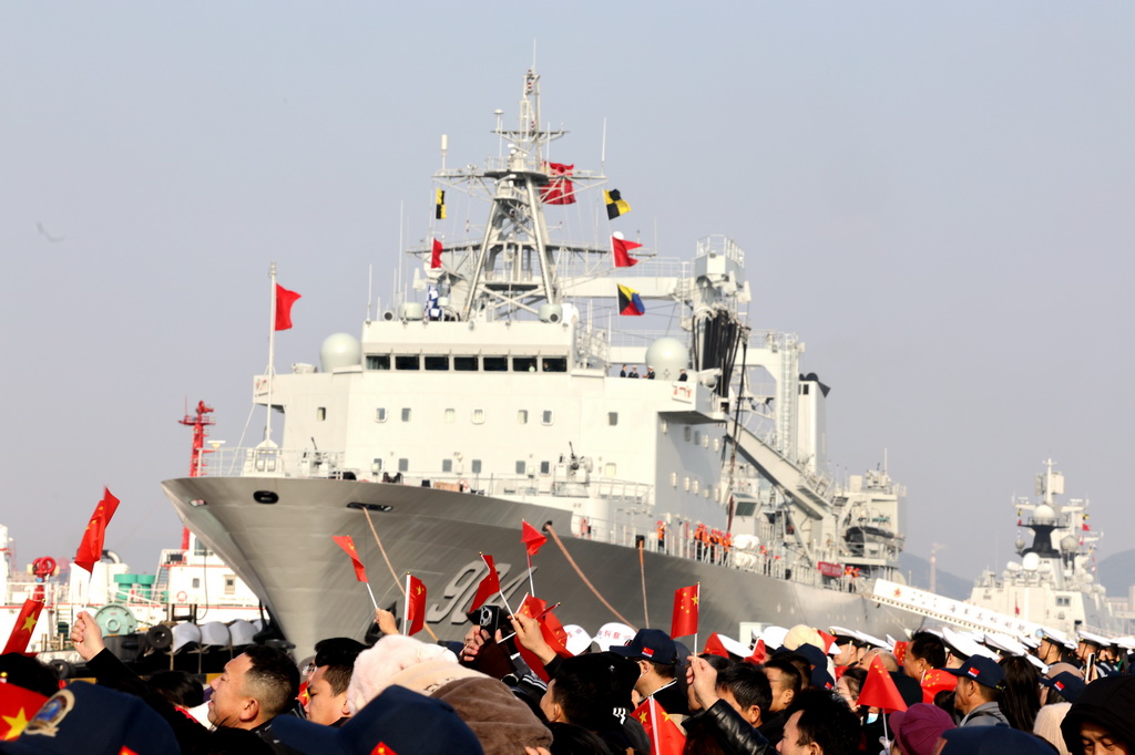 12月15日，中國海軍第47批護航編隊從浙江舟山某軍港解纜起航，赴亞丁灣、索馬里海域接替第46批護航編隊執(zhí)行護航任務。這是歡送儀式現(xiàn)場。新華社發(fā)（楊海帆 攝）