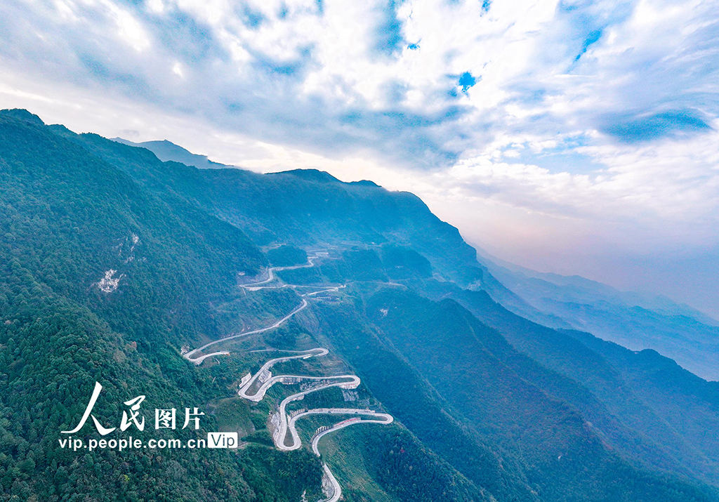 四川華鎣：懸崖峭壁上修建致富路【2】