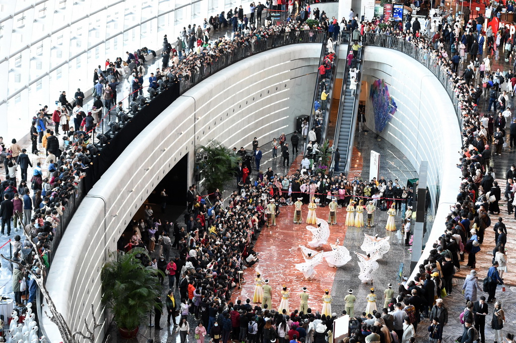 12月22日，演員在國(guó)家大劇院橄欖廳表演云南西雙版納非遺歌舞。新華社記者 羅曉光 攝