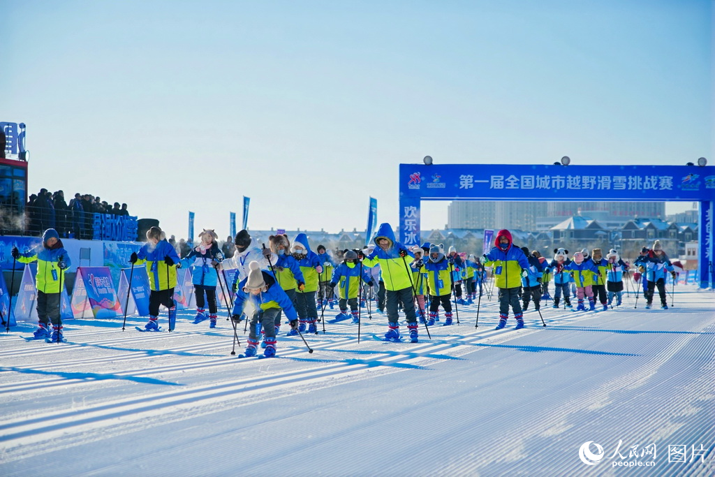 12月21日，第一屆全國城市越野滑雪挑戰(zhàn)賽在內(nèi)蒙古自治區(qū)呼倫貝爾市舉行。人民網(wǎng)記者 齊浩男攝