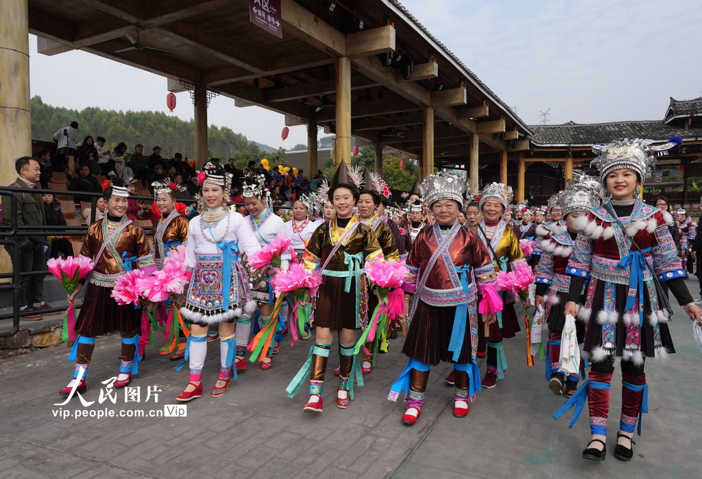 12月22日，在廣西柳州市融水苗族自治縣融水鎮(zhèn)夢嗚苗寨，主寨和客寨“同年”一起踩堂。
