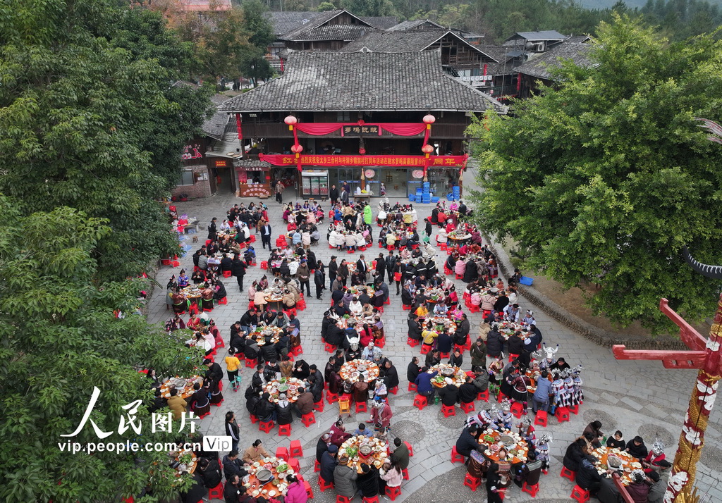 12月22日，在廣西柳州市融水苗族自治縣融水鎮(zhèn)夢嗚苗寨，“同年”們共進“同年宴”。