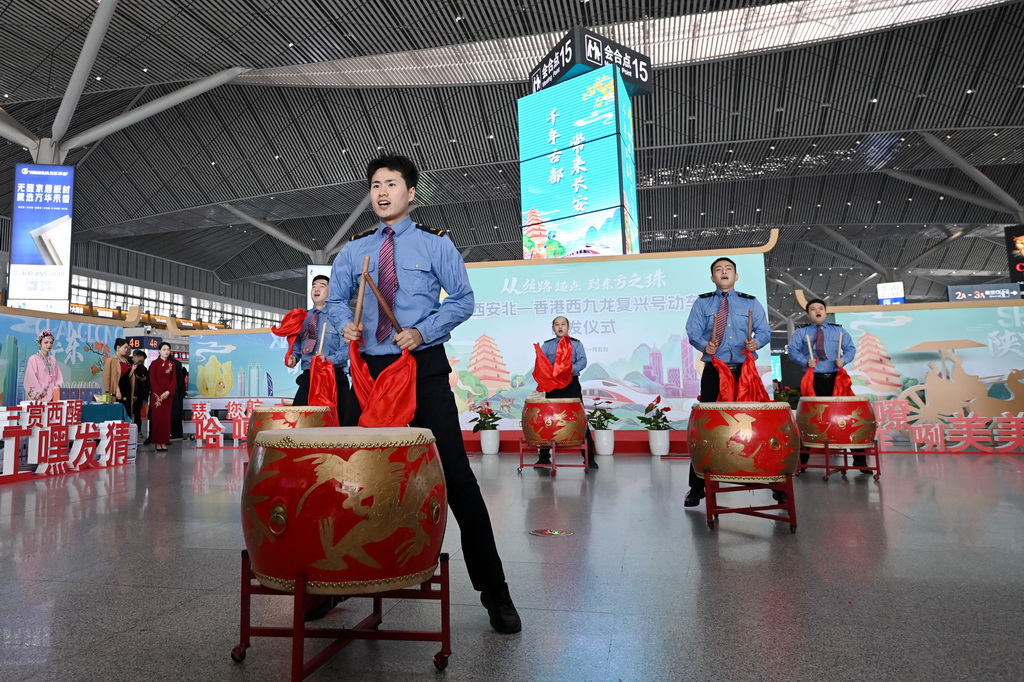 1月5日，在西安北站候車大廳，鐵路工作人員在西安北至香港西九龍復(fù)興號(hào)車首發(fā)儀式上為旅客表演。