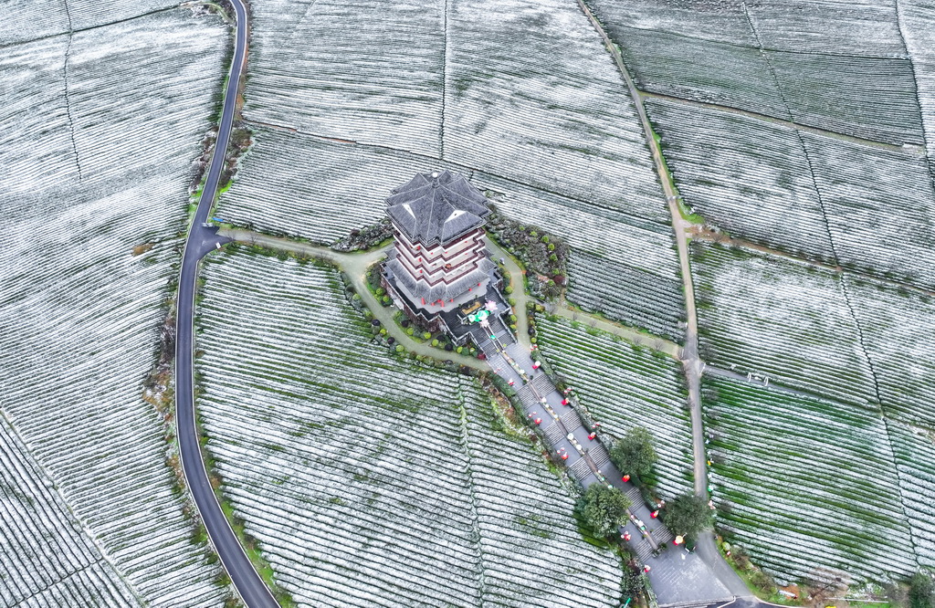 這是雪后的湄潭茶海景區(qū)（1月9日攝，無人機照片）。