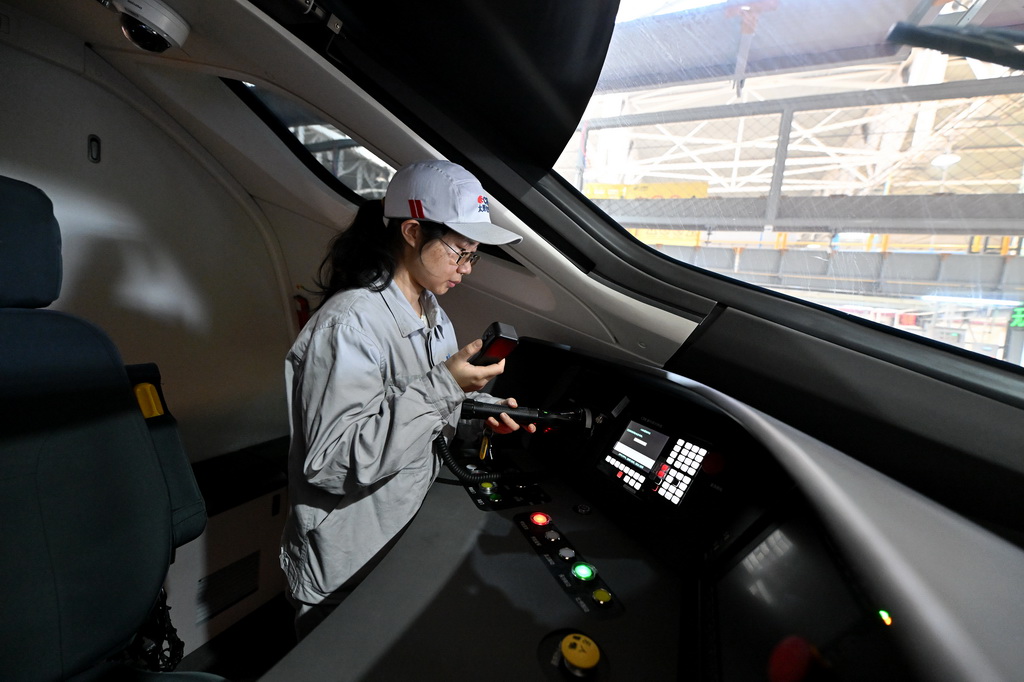 動車“醫(yī)生”忙檢修 整裝待發(fā)迎春運