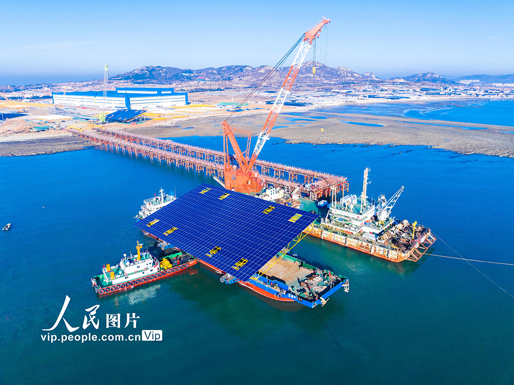 山東青島：中國(guó)開放海域最大漁光互補(bǔ)示范類項(xiàng)目啟動(dòng)海上安裝