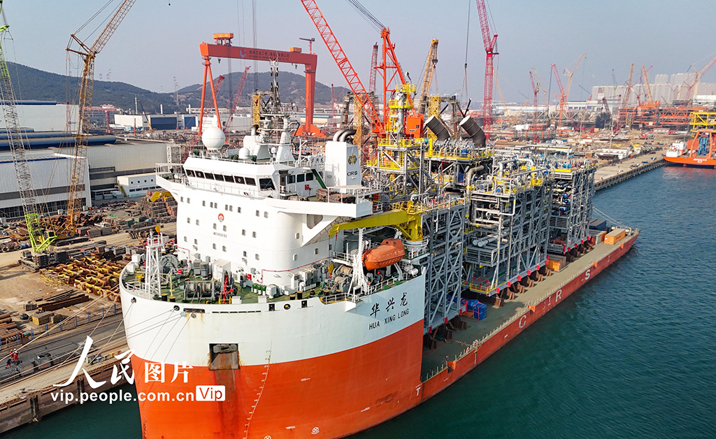 山東青島：40萬(wàn)噸級(jí)“海上油氣工廠”上部模塊裝船啟運(yùn)【3】