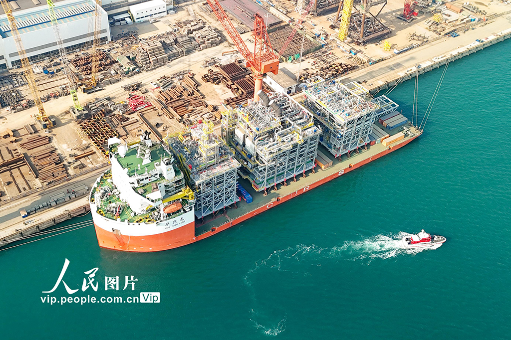 山東青島：40萬噸級(jí)“海上油氣工廠”上部模塊裝船啟運(yùn)