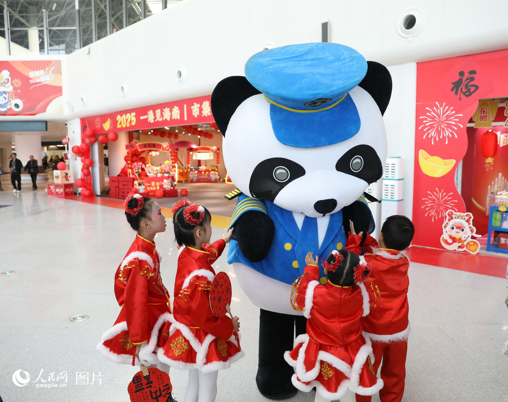 2025年春運(yùn)首日，在?？谛潞８邸靶茇埓L”與小朋友們親切互動。 人民網(wǎng)記者 孟凡盛攝