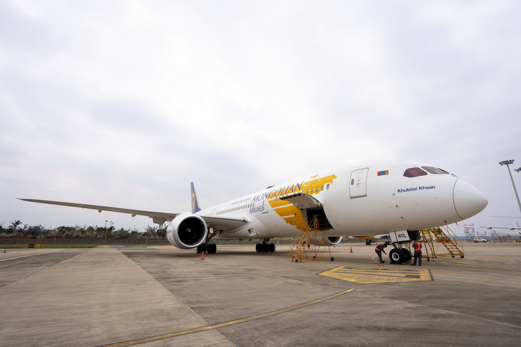 1月16日，一架來自蒙古航空的飛機停在海南自貿(mào)港一站式飛機維修產(chǎn)業(yè)基地。