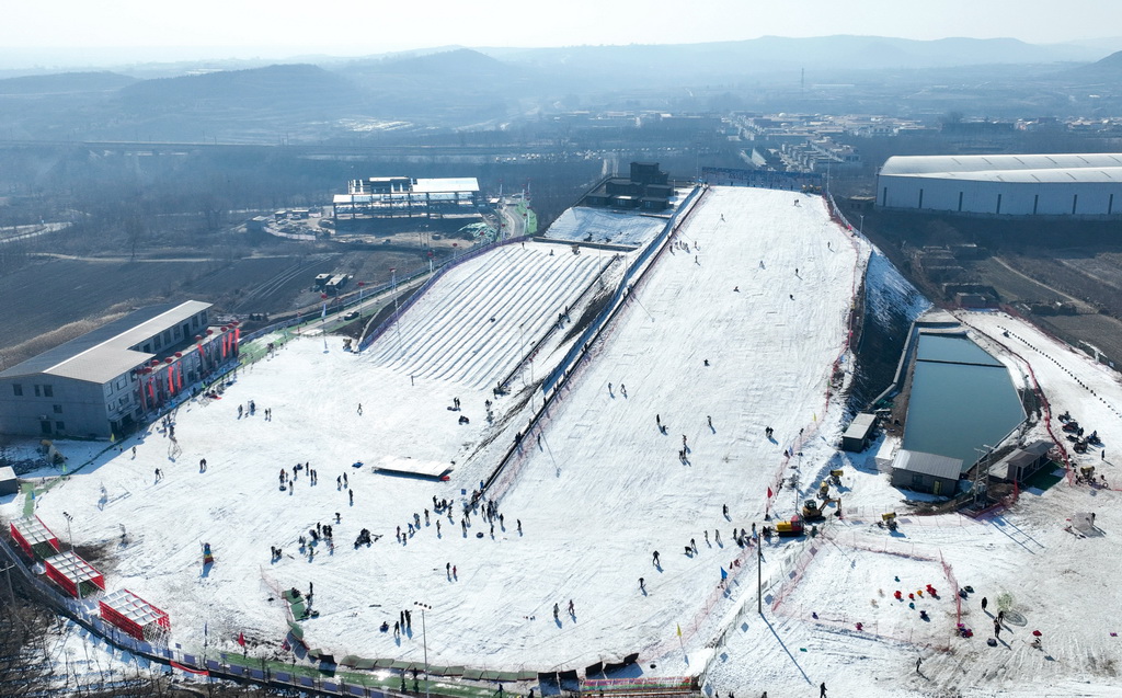 1月19日，游客在邯鄲市復(fù)興區(qū)東高河村滑雪場內(nèi)滑雪游玩（無人機照片）。