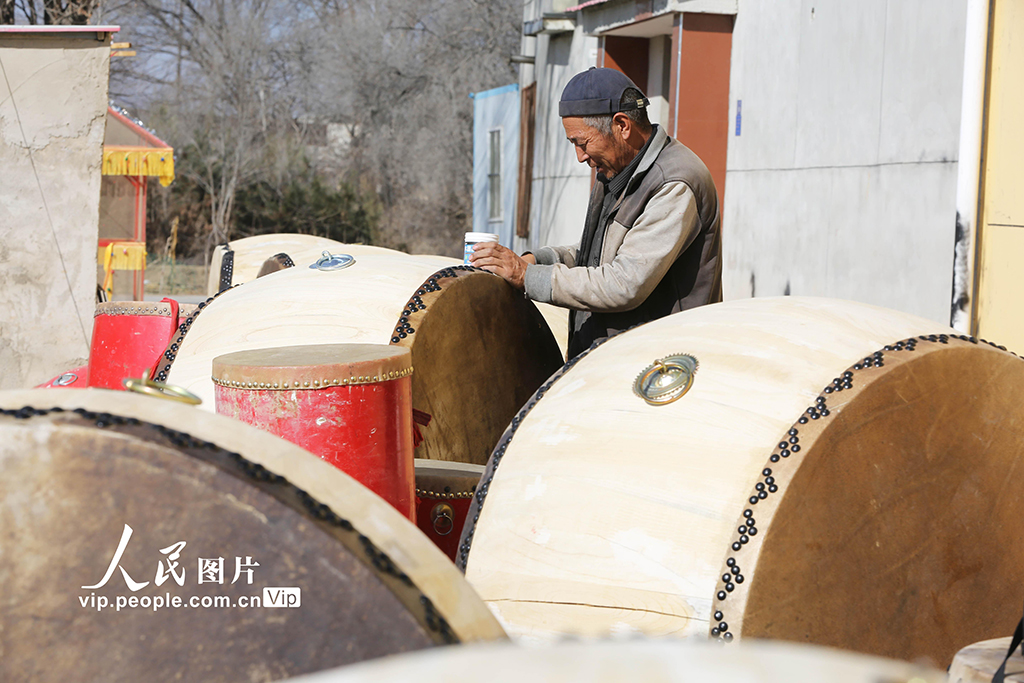 甘肅定西：趕制牛皮鼓迎新春