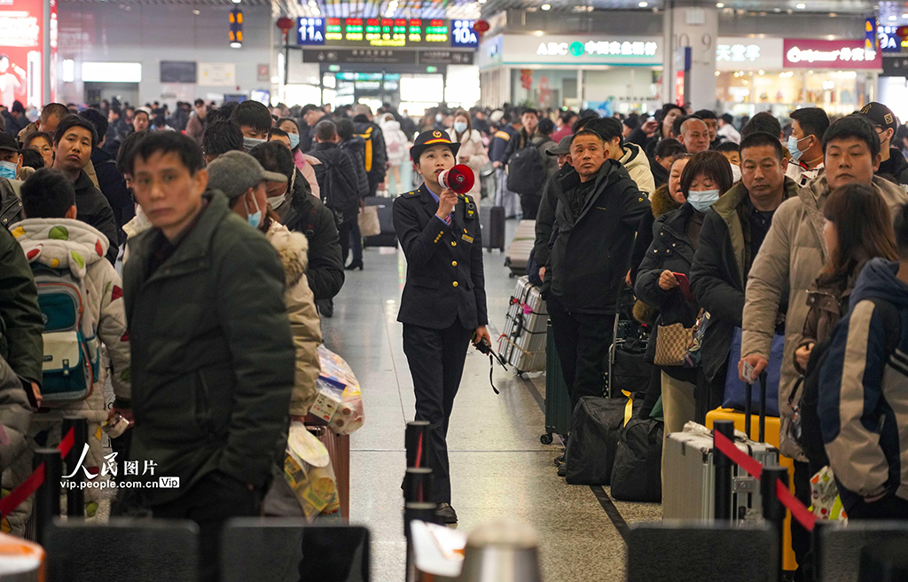 1月21日，鐵路寧波站，客運(yùn)員在組織旅客有序進(jìn)站。