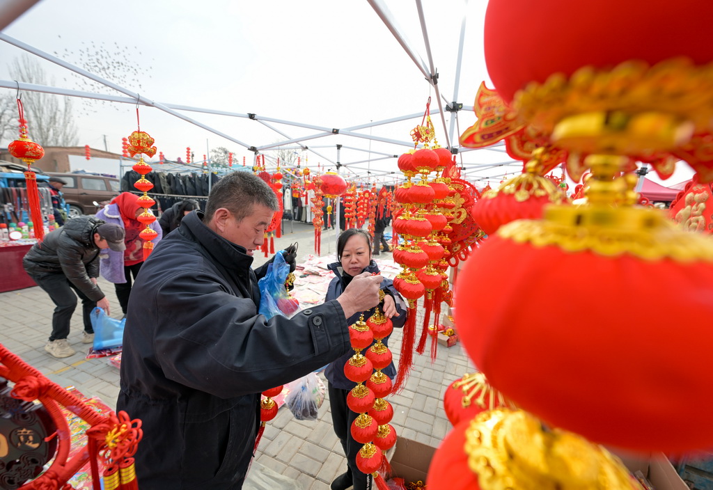 1月21日，人們在金貴集貿(mào)市場選購春節(jié)飾品。
