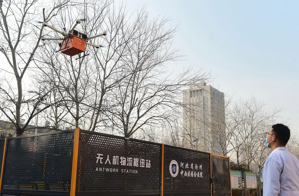 1月21日，搭載患者檢驗標(biāo)本的無人機降落在滄州中西醫(yī)結(jié)合醫(yī)院本部院區(qū)。