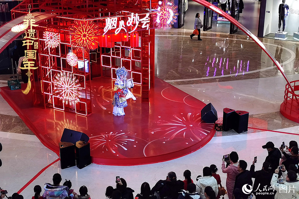 2025年1月29日，大年初一，吉林省京劇團(tuán)亮相長春“煙火妙會”，演員們用的精湛技藝，為市民呈上一場韻味悠長的視聽盛宴，一招一式盡顯京劇魅力。現(xiàn)場還進(jìn)行了京劇知識科普，讓傳統(tǒng)文化在互動中 “活” 起來，為新春佳節(jié)增添了一抹濃厚的文化底色 。人民網(wǎng)記者 王帝元攝