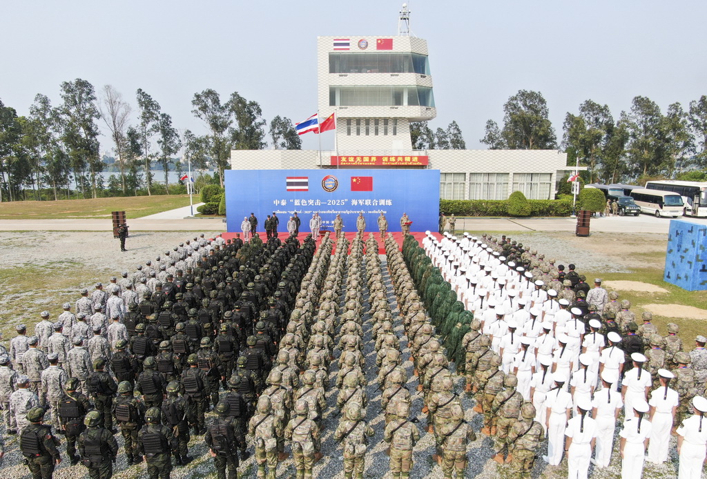4月2日，中泰“藍色突擊-2025”海軍聯(lián)合訓練在廣東湛江某訓練場舉辦閉幕式（無人機照片）。新華社發(fā)（高國敬 攝）