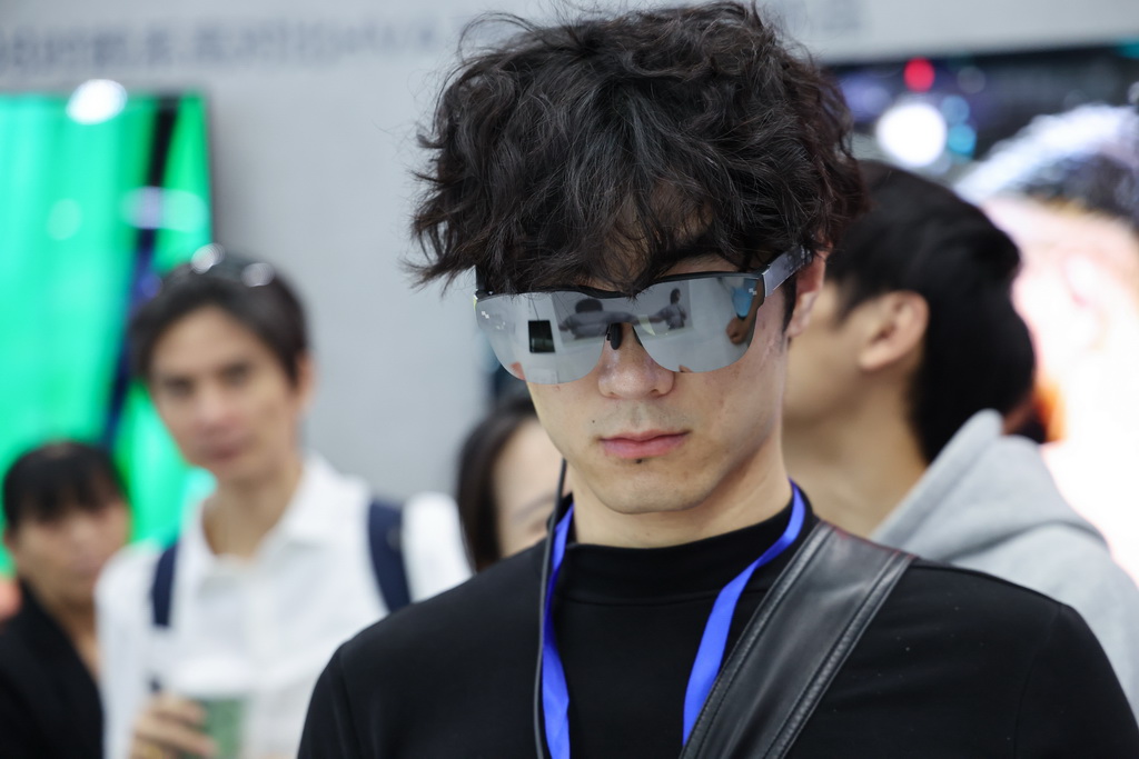 4月9日，觀眾在第十三屆中國電子信息博覽會上體驗一款智能眼鏡。
