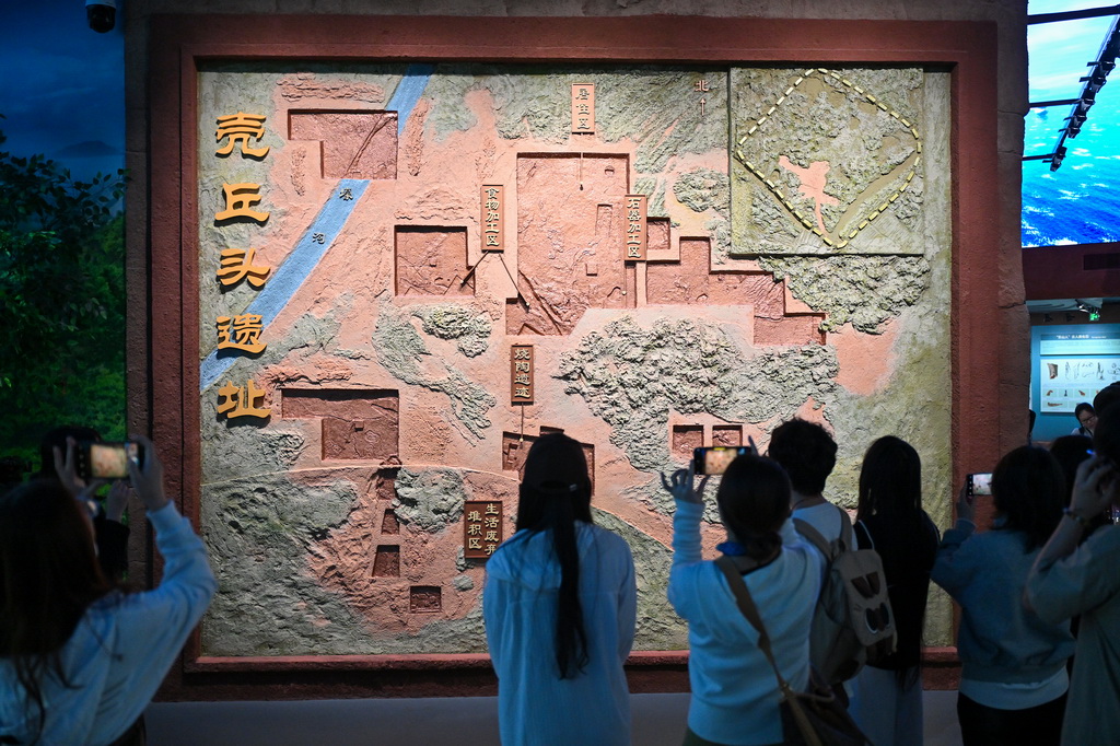 4月9日，觀眾在中國(guó)考古博物館殼丘頭分館內(nèi)參觀。