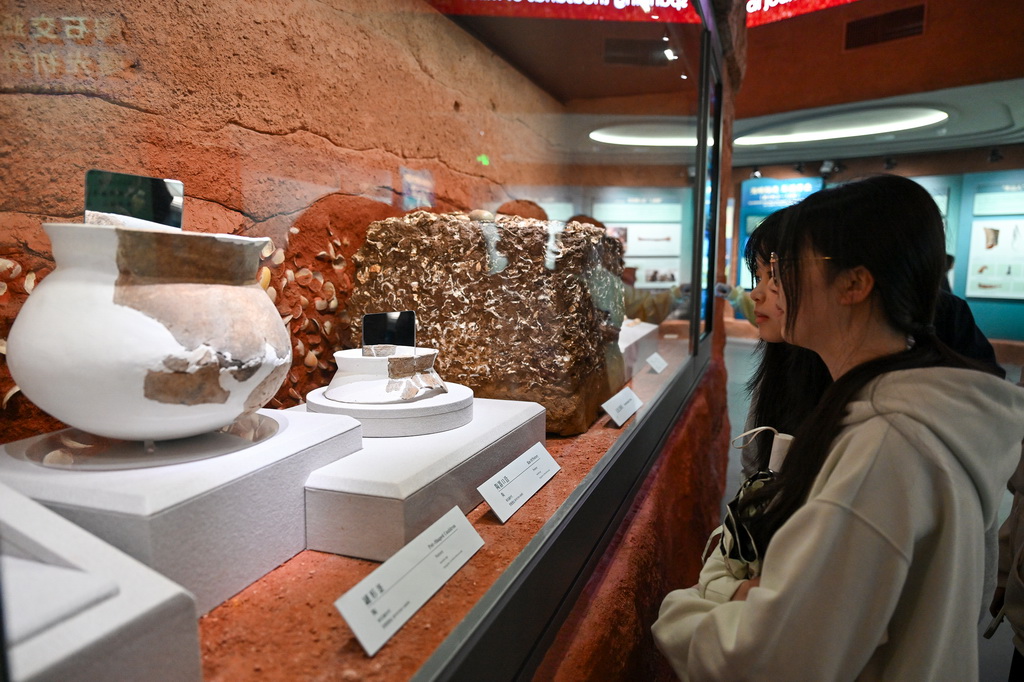4月9日，觀眾在中國(guó)考古博物館殼丘頭分館內(nèi)參觀。