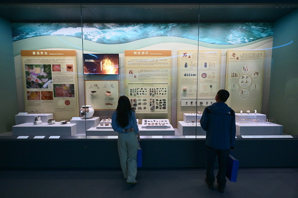 4月9日，觀眾在中國(guó)考古博物館殼丘頭分館內(nèi)參觀。