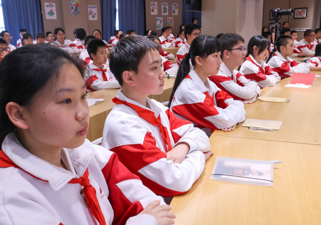 4月9日，人大附中分校的學(xué)生在聽總體國(guó)家安全觀宣講團(tuán)的宣講。
