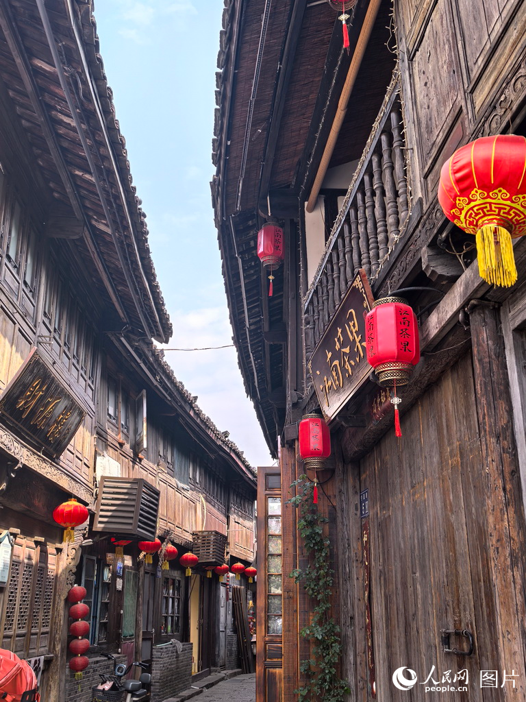 新市千年古鎮(zhèn)迎來春季旅游熱潮 水鄉(xiāng)風情引客來【2】