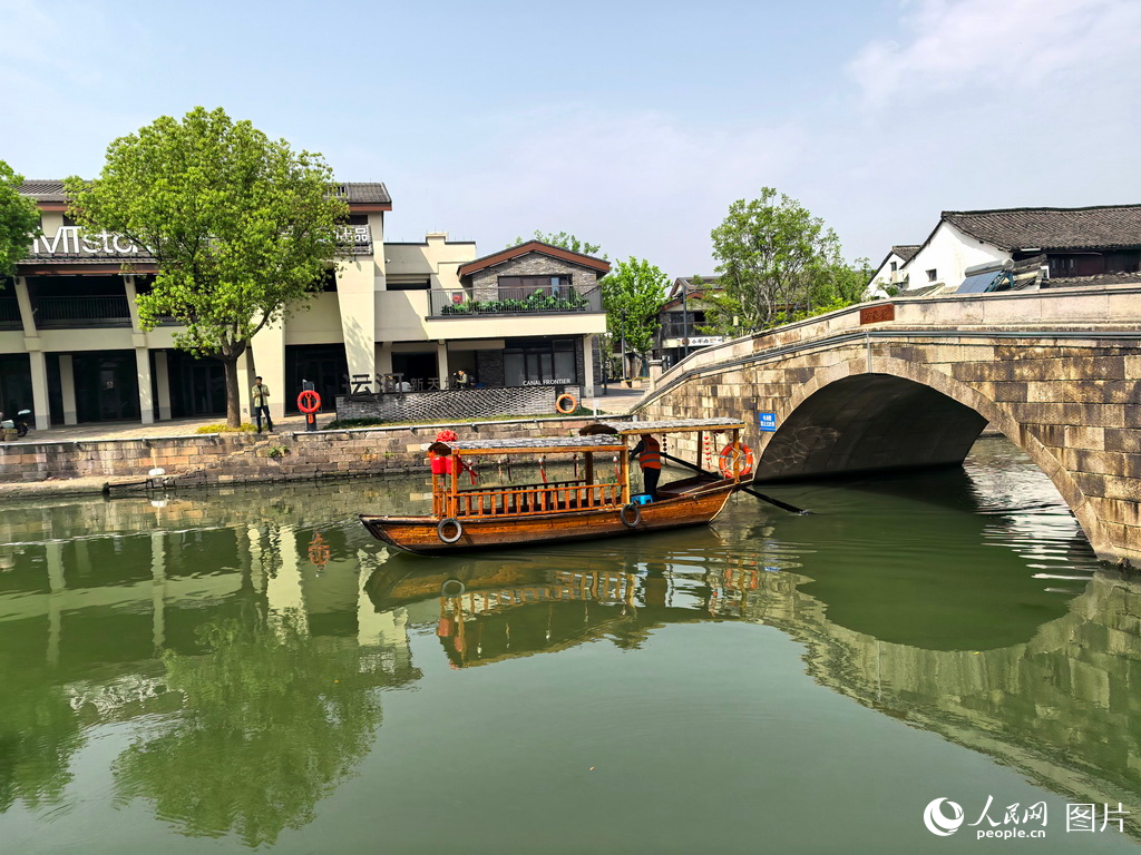新市千年古鎮(zhèn)迎來春季旅游熱潮 水鄉(xiāng)風(fēng)情引客來