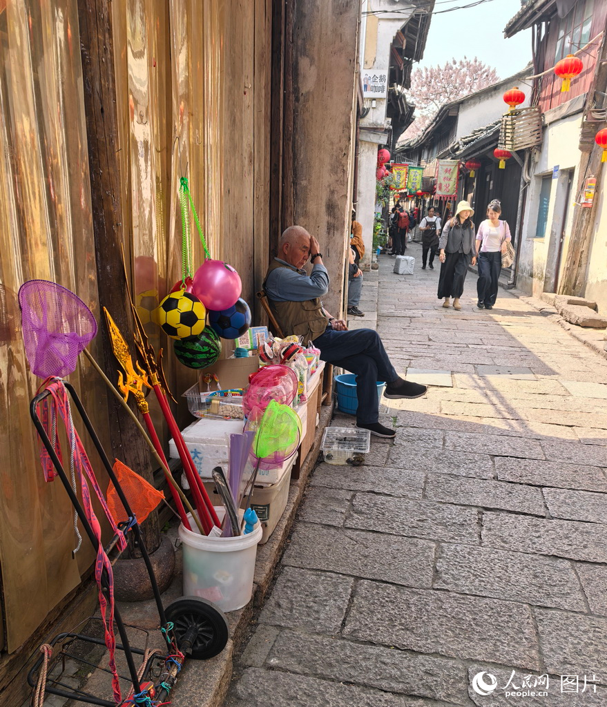 新市千年古鎮(zhèn)迎來春季旅游熱潮 水鄉(xiāng)風(fēng)情引客來【6】