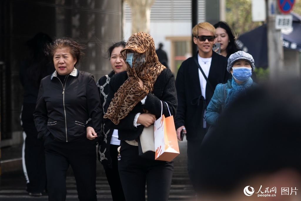 4月12日，北京西大望路，市民在大風(fēng)中出行。人民網(wǎng)記者 翁奇羽攝