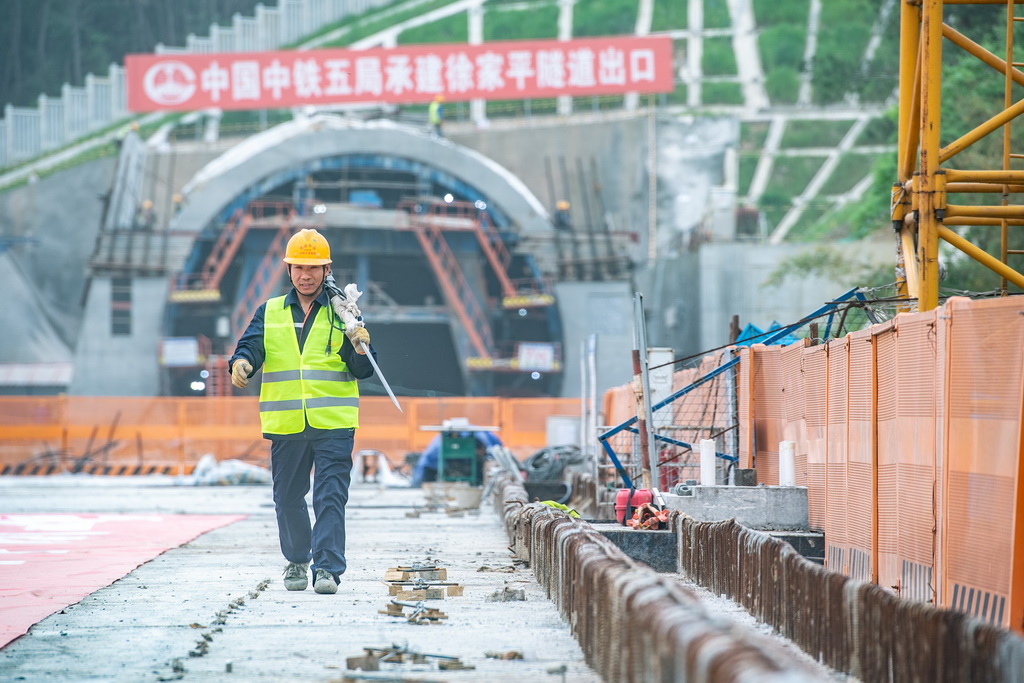 4月12日，工人在成渝中線高鐵玄天湖雙線大橋建設(shè)現(xiàn)場(chǎng)施工作業(yè)。