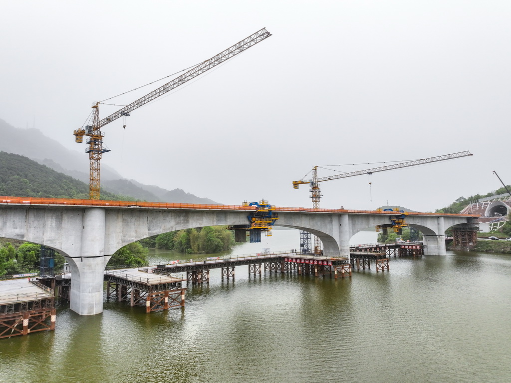 這是4月12日拍攝的合龍后的成渝中線高鐵玄天湖雙線大橋（無人機照片）。