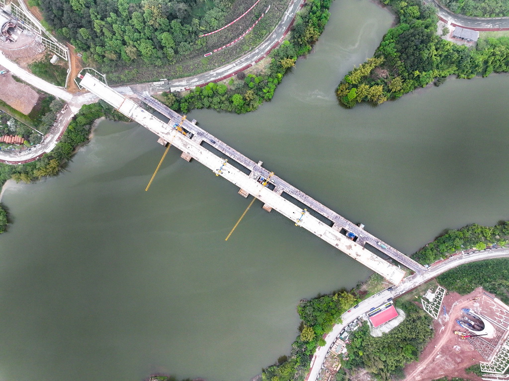 這是4月12日拍攝的合龍后的成渝中線高鐵玄天湖雙線大橋（無人機照片）。