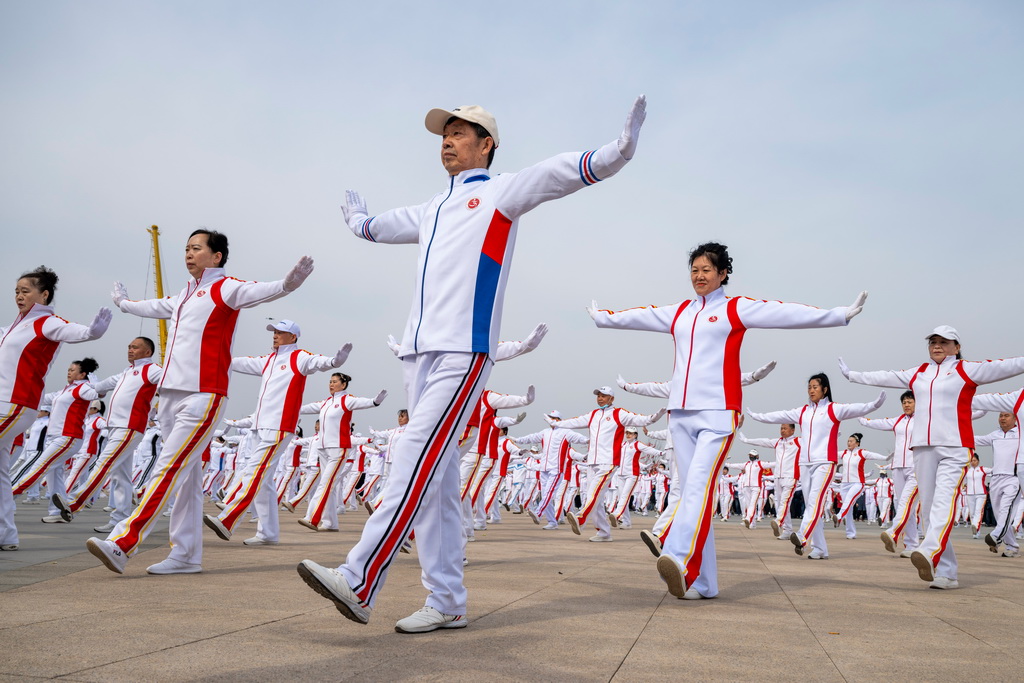 4月12日，市民在佳木斯市“喊江節(jié)”主會(huì)場(chǎng)進(jìn)行廣場(chǎng)舞表演。新華社記者 張濤 攝