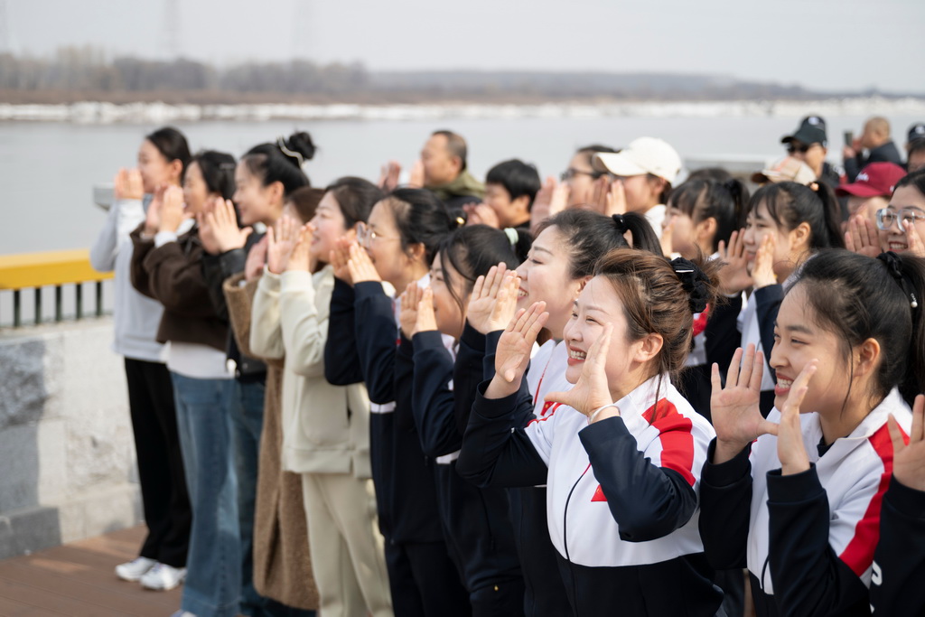 4月12日，人們在佳木斯市“喊江節(jié)”主會場高喊“開江啦”。新華社記者 張濤 攝