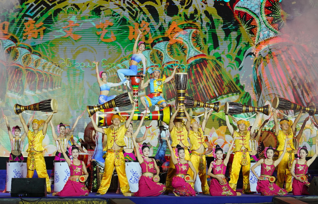 4月12日，在西雙版納傣族自治州景洪市，演員在傣歷新年節(jié)（2025年潑水節(jié)）文藝晚會(huì)上表演。