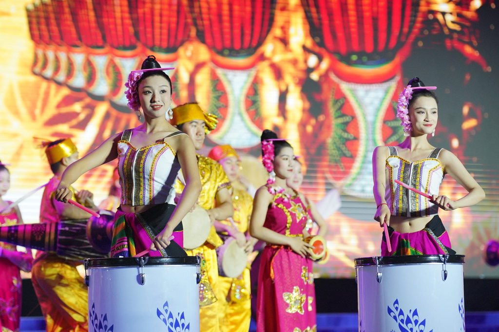 4月12日，在西雙版納傣族自治州景洪市，演員在傣歷新年節(jié)（2025年潑水節(jié)）文藝晚會上表演。