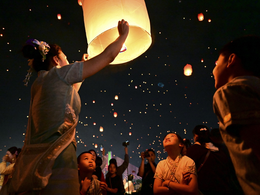 4月13日晚，人們?cè)谖麟p版納傣族自治州景洪市瀾滄江畔放飛孔明燈。