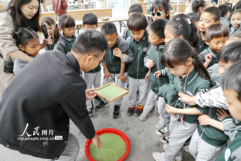 4月13日，學生們正在學習制作花草書。