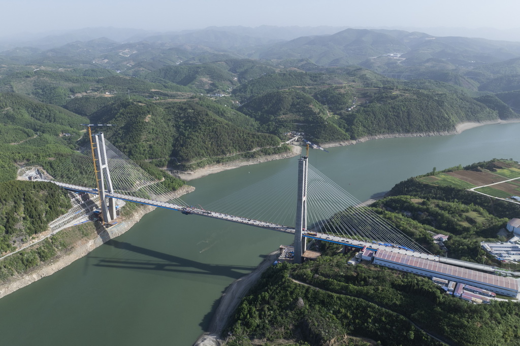4月14日拍攝的漢江特大橋（無(wú)人機(jī)照片）。